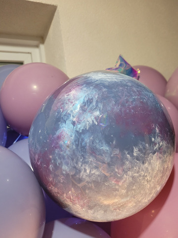 Ballon signature Water Bear Events avec un effet galaxie, fait à la main avec de la peinture