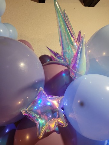 Étoile et pointes starburst aux reflets irisés dans une décoration de ballons