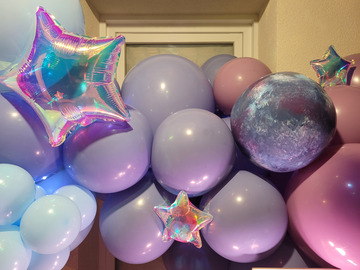 Étoiles primadescent sur une arche de ballons