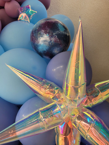 Déco ballon starburst et ballon galaxie intégrés dans une décoration en ballons de jour