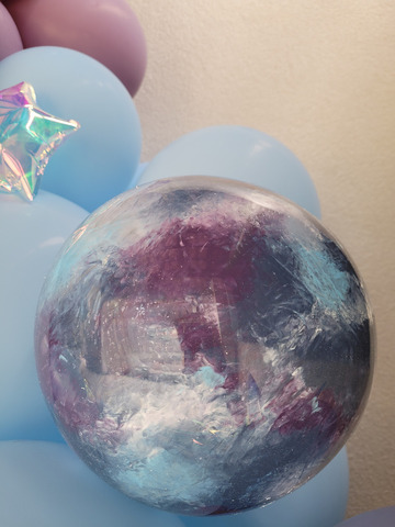 Ballon effet galaxie fait main avec de la peinture