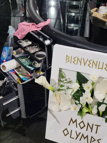La valise à matériel de Water Bear Events pour parer à toutes les éventualités et la décoration à placer : bienvenue dans les coulisses de la décoration déesses grecques !