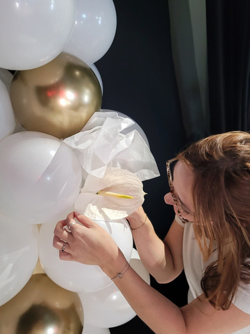 Clémy, dirigente de Water Bear Events, paufine les derniers détails pour une ambiance immersive