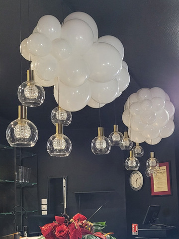 Des ballons gonflés et assemblés avec précision pour créer un nuage délicat