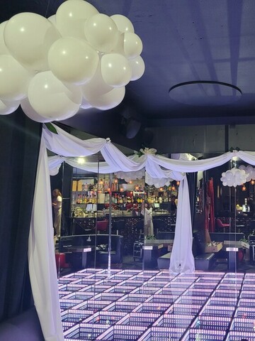 Corner décoré de drapé blancs rappelant la tauge des déesses grecques et nuage en ballons