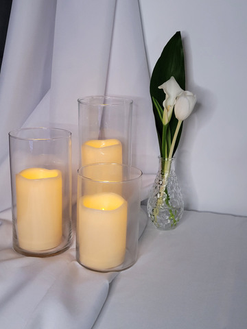 Un drapé, des bougies et une délicate composition florale. Une ambiance crée sur mesure par Water Bear Events