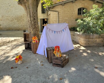 Tente avec des cagettes en bois et mini feux de camps faits à la main