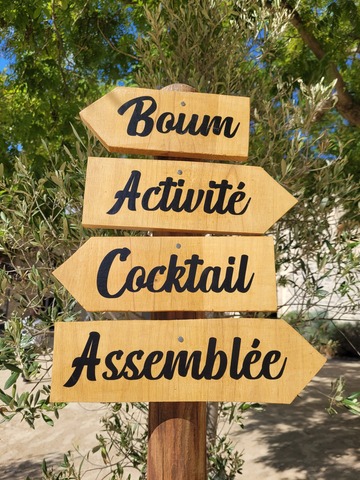 Zoom sur les directions pour les invités du camp : boum, activité, cocktail, assemblée