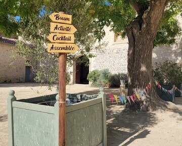 Panneau directionnel en bois et fanions