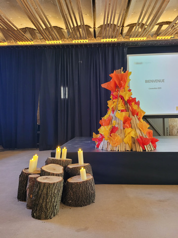 Création sur-mesure et décoration effet cocooning avec des bougies sur rondins de bois