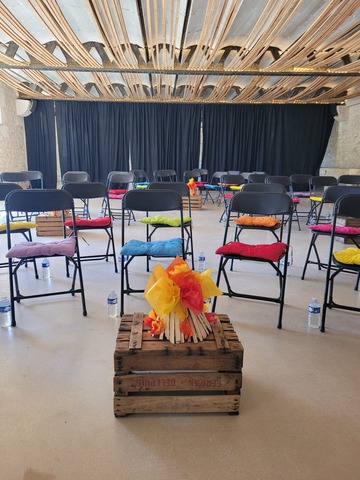 Mini feux de camp et assises multicolores