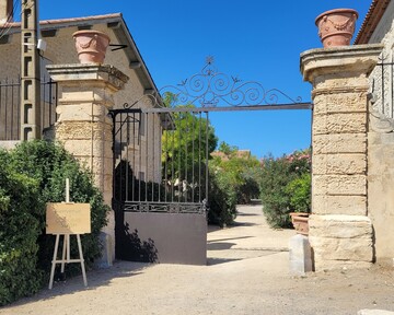 Panneau d'accueil en bois à l'entrée du domaine des Grands Chais à Mauguio