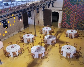 Décoration de la salle de repas avec les tables installées par Cabiron Traiteur et les centres de table Water Bear