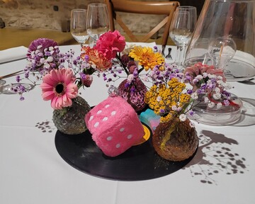 Objets rétros et fleurs de campagne colorées