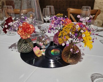 Centre de table fait main avec sculpture de mini boules disco et compositions florales