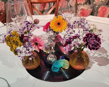 Vases et fleurs aux couleurs vives et ressors ondamania