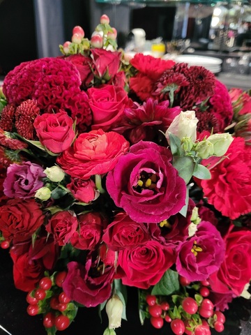 Mélange de roses, oeillet, celiose, renoncule, lisanthus et dahlia