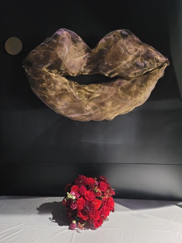 Composition florale et bouche suspendue en mesh un tissu au maillage fin