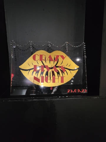 Panneau en plexiglas transparent orné d'une bouche dorée peinte à la main et de colliers de pampilles