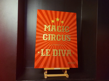 Panneau rétro, peint à la main. Invite les spectateurs dans le monde l'illusion et de la magie. Texte personnalisé en vinyle doré