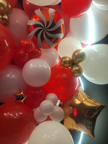 Zoom sur les spirales, étoiles et ballons chromé, des touches ajoutées à la structure de ballons qui ancrent le thème du cirque