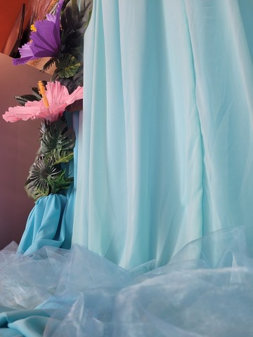 Zoom sur les tissus qui composent la cascade du photocall et créent un effet de vagues ondulantes