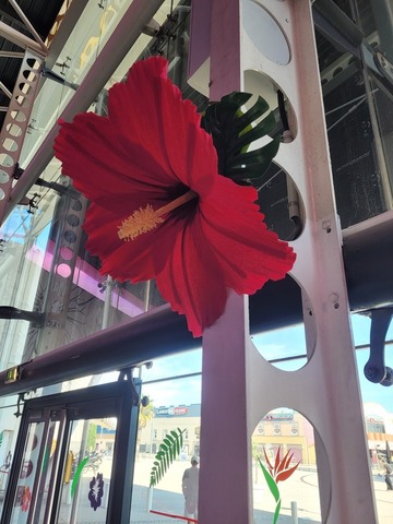Fleur géante crée sur-mesure pour le cinéma de Montpellier et fait à la main