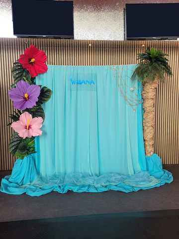 Fond pour photos avec des fleurs en papier faites main pour la sortie du film Vaiana au Pathé Odysseum