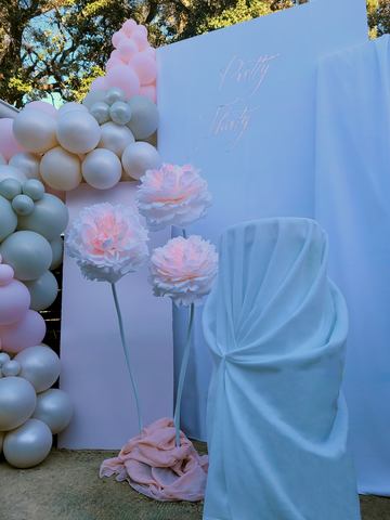 Trio de fleurs exposé comme pièce maitresse avec le socle à gâteau drapé. Fond délicat et léger avec inscription Pretty Thirty pour un anniversaire 30ans à Juvignac